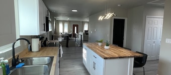 Charming 4-bedroom house with AC, WiFi in delightful Pueblo