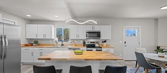 Charming 4-bedroom house with AC, WiFi in delightful Pueblo