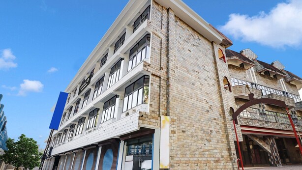 Un hôtel à plusieurs étages, doté d’une façade moderne, de grandes fenêtres et d’une entrée imposante.