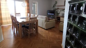 Una sala de estar con comedor, televisor y chimenea.