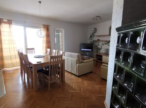 公寓 (Three Bedroom Apartment with Terrace ) | 客厅 | 32-英寸纯平电视（配备有线频道）