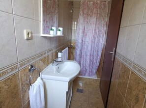 公寓 (Three Bedroom Apartment with Terrace ) | 浴室 | 淋浴设施、毛巾