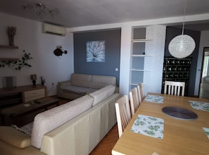 Appartement (Three Bedroom Apartment with Terrace ) | Salle de séjour | Téléviseur à écran plat de 32 po avec télévision par câble