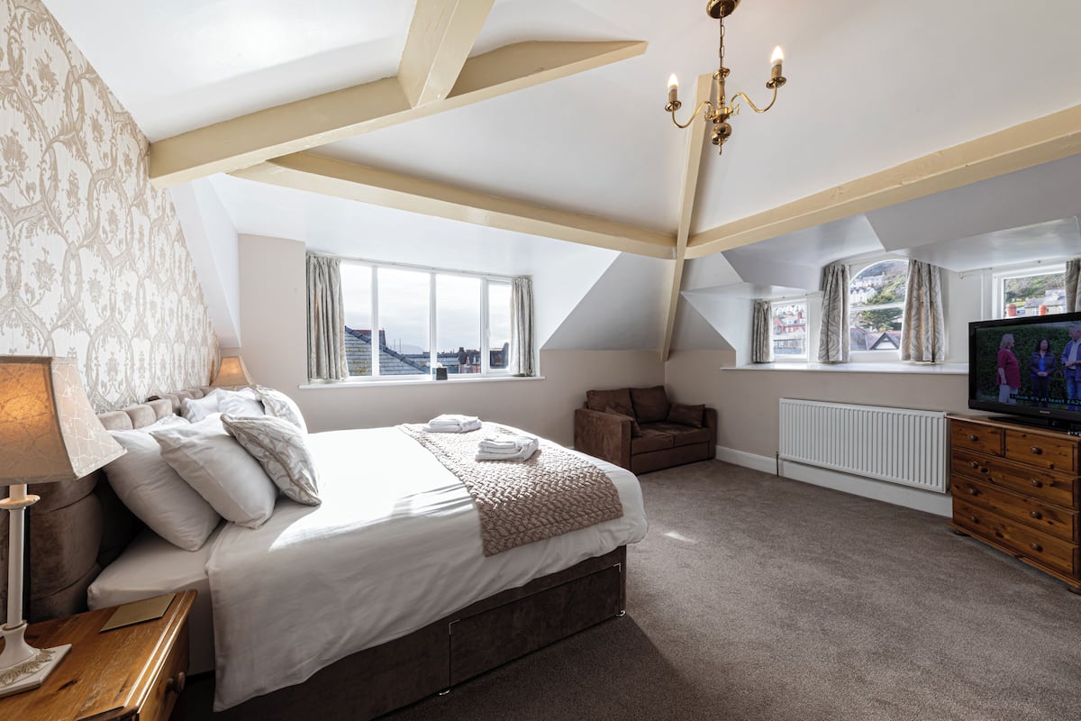 Habitació triple familiar, 1 llit de matrimoni gran i sofà llit, vistes a la muntanya | Wifi gratuïta