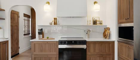 Refrigerador, microondas, horno y parrilla de estufa