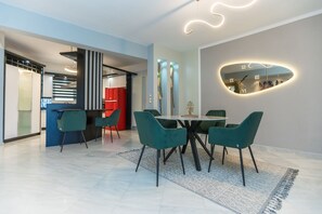 Dining - Πολυτελές διαμέρισμα με τρία μεγάλα υπνοδωμάτια και δυο wc σε ιδανική τοποθεσία (Kastoria)