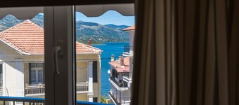 Πολυτελές διαμέρισμα με τρία μεγάλα υπνοδωμάτια και δυο wc σε ιδανική τοποθεσία