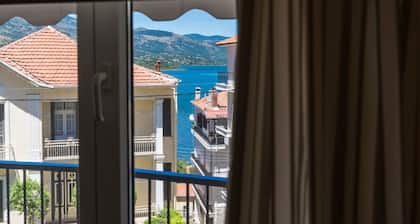 Πολυτελές διαμέρισμα με τρία μεγάλα υπνοδωμάτια και δυο wc σε ιδανική τοποθεσία