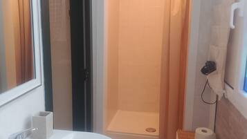 Douche, sĂšche-cheveux, bidet, serviettes fournies