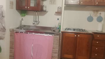 Microwave, coffee/tea maker, cookware/dishes/utensils, dining tables