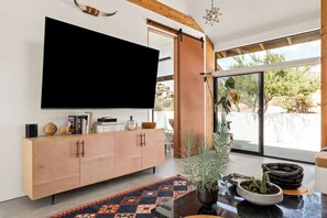 Smart-TV, Bücher, Stereoanlage