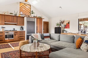 Smart-TV, Bücher, Stereoanlage