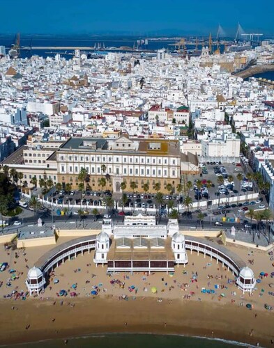 apart. "the most flirtatious, in the DNA of Cadiz" in La Viña neighborhood, 2m. from Caleta beach.