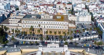 apart. "the most flirtatious, in the DNA of Cadiz" in La Viña neighborhood, 2m. from Caleta beach.