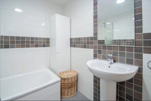 Shower, hair dryer, bidet, towels