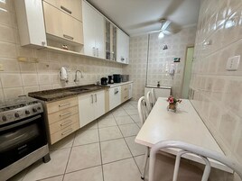 Apartamento família, varanda coberta | Cozinha privada