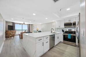Refrigerador, microondas, horno, placa de cocina