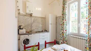 Estúdio standard (Apartment Vernazzola In Genova) | Cozinha privada | Geladeira, micro-ondas, cooktop, chaleira elétrica