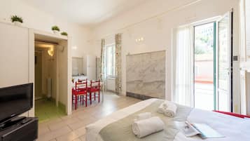 Iron/ironing board, free WiFi, bed sheets