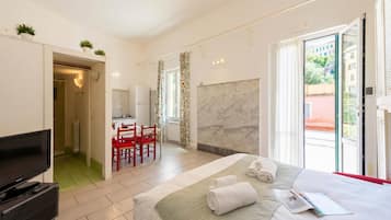 Iron/ironing board, free WiFi, bed sheets