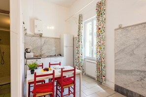 Fridge, microwave, stovetop, electric kettle