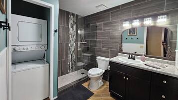 Suihku, hiustenkuivaaja, pyyhkeet, saippua