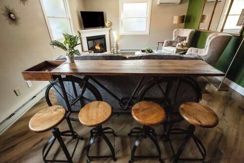 Cambrian & Co. Downtown Loft Stylish, Sophisticated, Charm