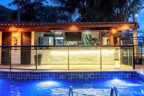 室外游泳池，10:00 至 22:00 开放，池畔遮阳伞，日光浴躺椅