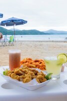 En la playa, sombrillas, toallas de playa, bar en la playa