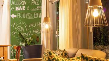 TV LED 32 polegadas com canais a cabo, serviços de streaming