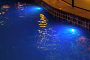 Outdoor pool, open 10:00 AM to 10:00 PM, pool umbrellas, sun loungers - MAR E PRAIA HOTEL (Ubatuba)