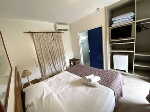 标准双人房或双床房 | 迷你吧、客房内保险箱、遮光窗帘、免费 WiFi