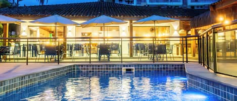 室外游泳池,開放時間為 10:00 至 22:00,提供泳池遮陽傘和日光浴躺椅