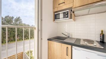 Réfrigérateur, micro-ondes, cafetiÚre/bouilloire