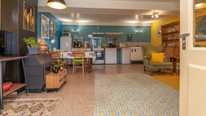 Una cocina moderna con comedor, estufa integrada y diversos electrodomésticos.