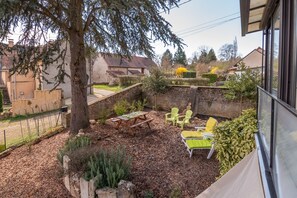Outdoor dining - A l'ombre du Cèdre - Grand Jardin (Collonge-en-Charollais)