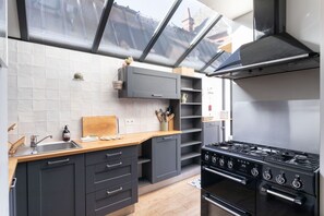 Een koelkast, een microgolfoven, een oven, een vaatwasser