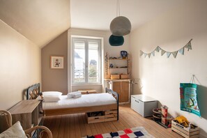 3 slaapkamers, een strijkplank/strijkijzer, gratis wifi, beddengoed