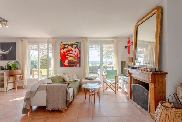 TV, fireplace, DVD player