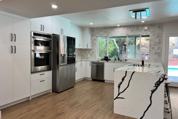 Frigorífico, microondas, horno y placa de cocina