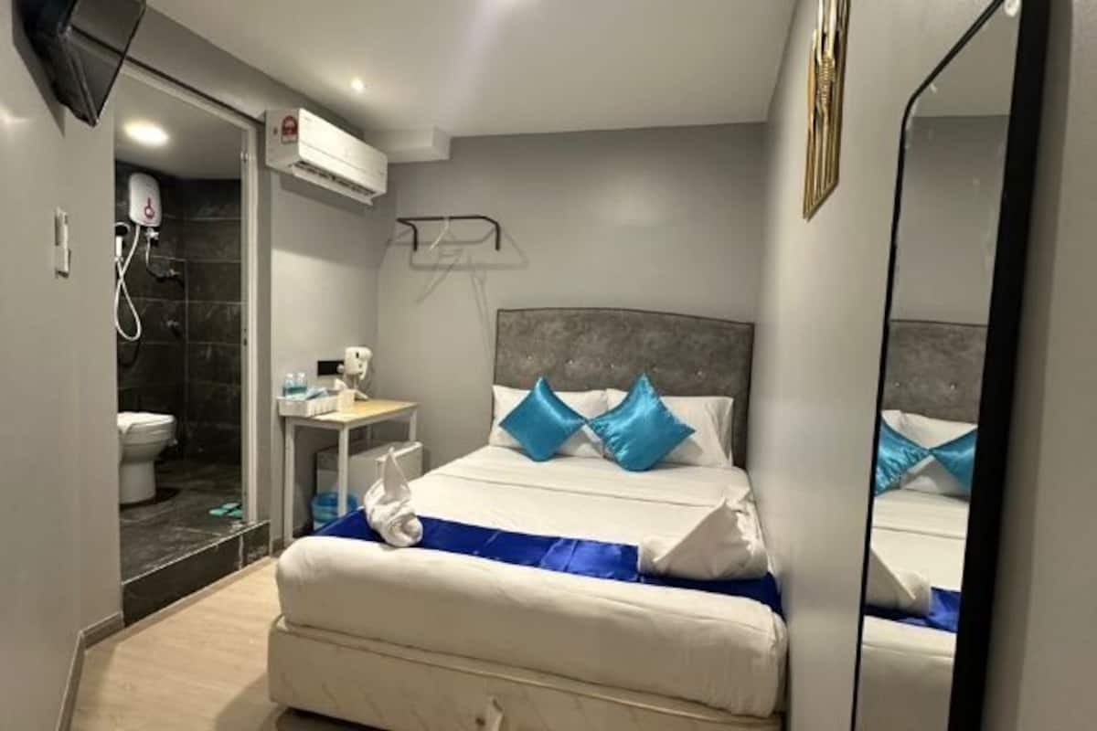 Escritorio y espacio para trabajar con un portátil