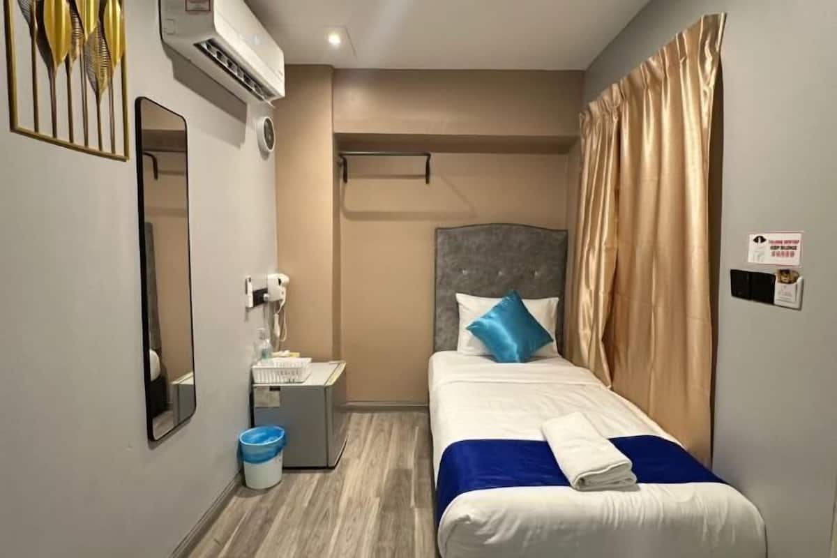 Escritorio y espacio para trabajar con un portátil