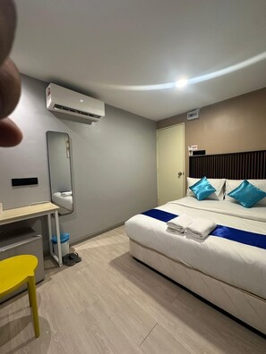 Desk, laptop workspace, iron/ironing board, free WiFi - SS Grey Inn Bukit Bintang (Kuala Lumpur)
