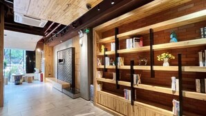 Ein modernes Interieur mit Holzbögen, einer Steinwand und einem Fliesenboden.