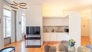 A modern apartment with a kitchen, dining area, and a living room. - Bright Flat few steps to Aliados Av by LovelyStay (Porto)