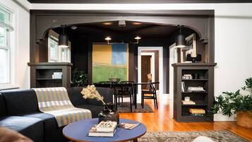 Smart TV, books, stereo, offices