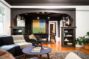 Smart TV, libri, impianto stereo, studio