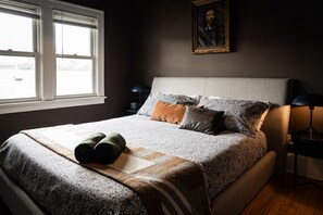 3 soverom, skrivebord, strykejern/-brett og reiseseng for barn