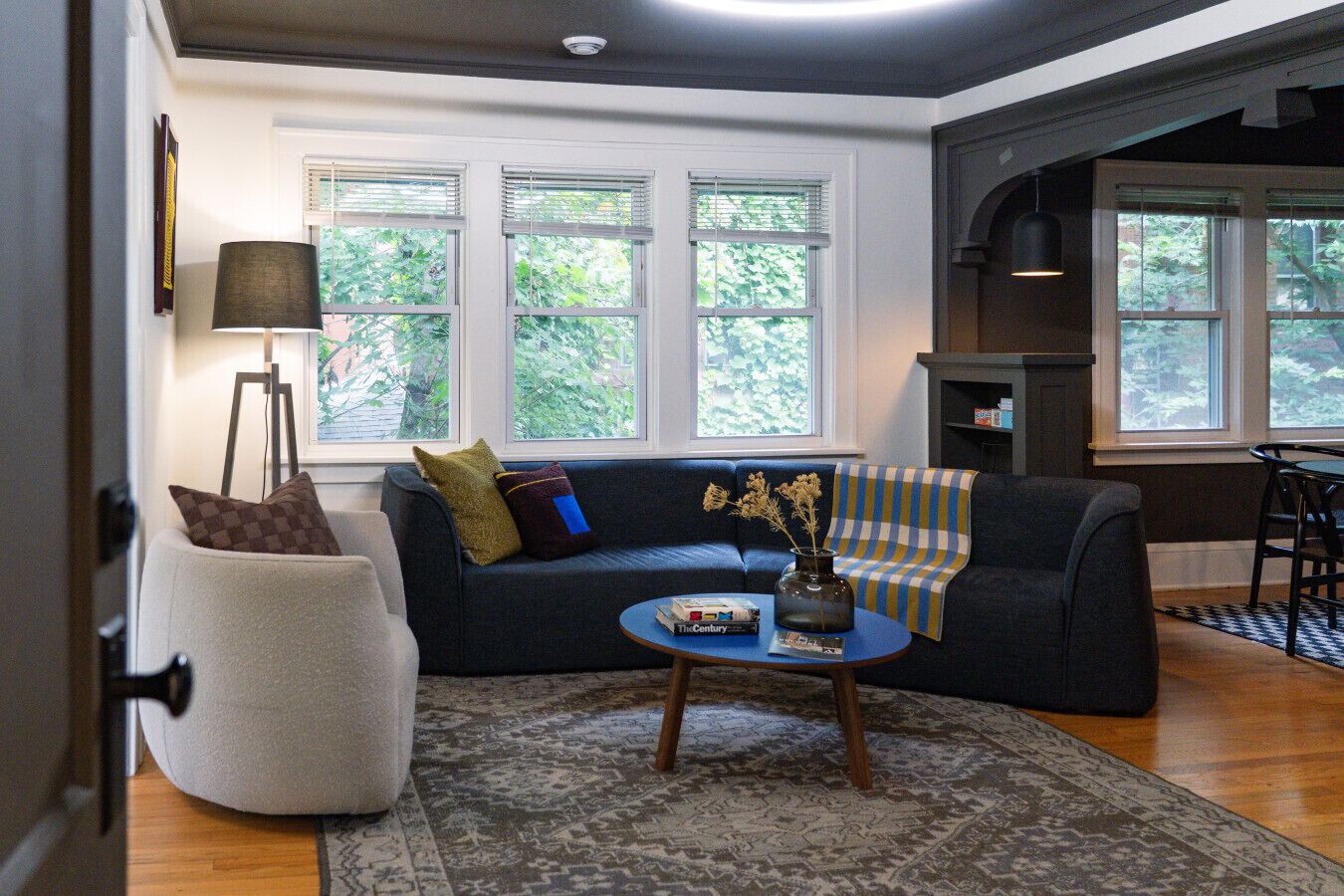 Una Smart TV, libros, un reproductor estéreo, una oficina