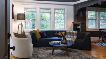 Smart TV, books, stereo, offices